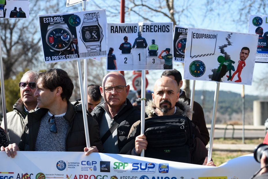 Policías y guardias civiles exigen en Moncloa la misma "jubilación digna" que policías autonómicos Policías y guardias civiles exigen en Moncloa la misma "jubilación digna" que policías autonómicos