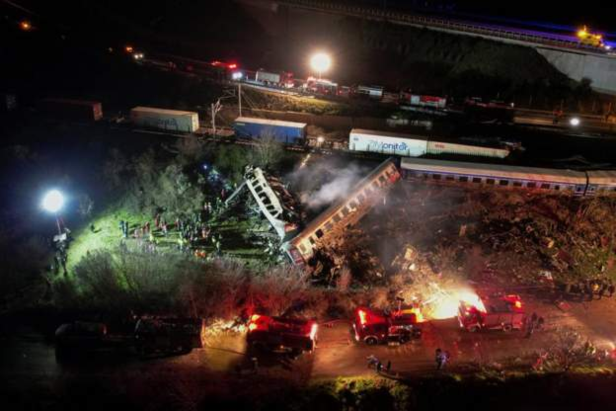 Al menos 32 muertos y 85 heridos tras la colisión de dos trenes en Grecia Al menos 32 muertos y 85 heridos tras la colisión de dos trenes en Grecia