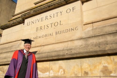 Un hombre completa su doctorado después de 50 años: "Es un trabajo muy duro, pero ha sido brillante". Foto: Universidad de Bristol