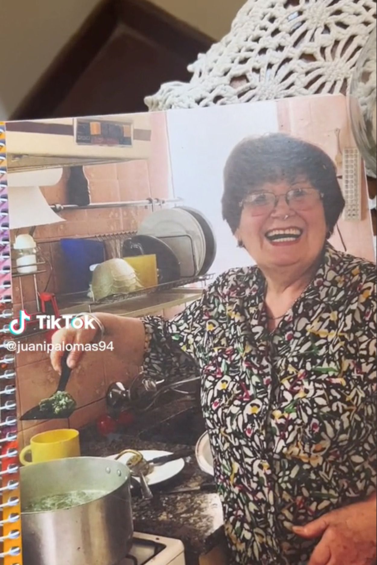 VÍDEO: Sorprende a su nieto con un libro de sus recetas escritas a mano