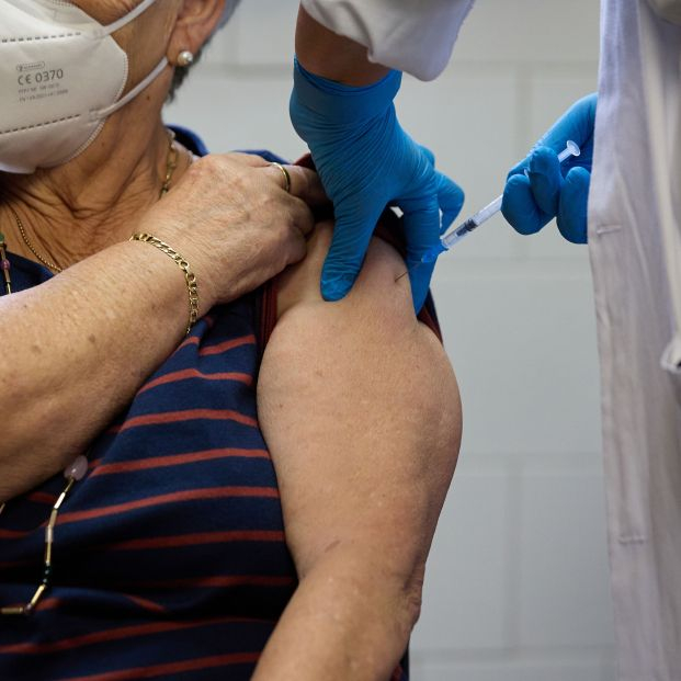 El efecto secundario de la vacuna Covid que aparece en las 24 horas siguientes