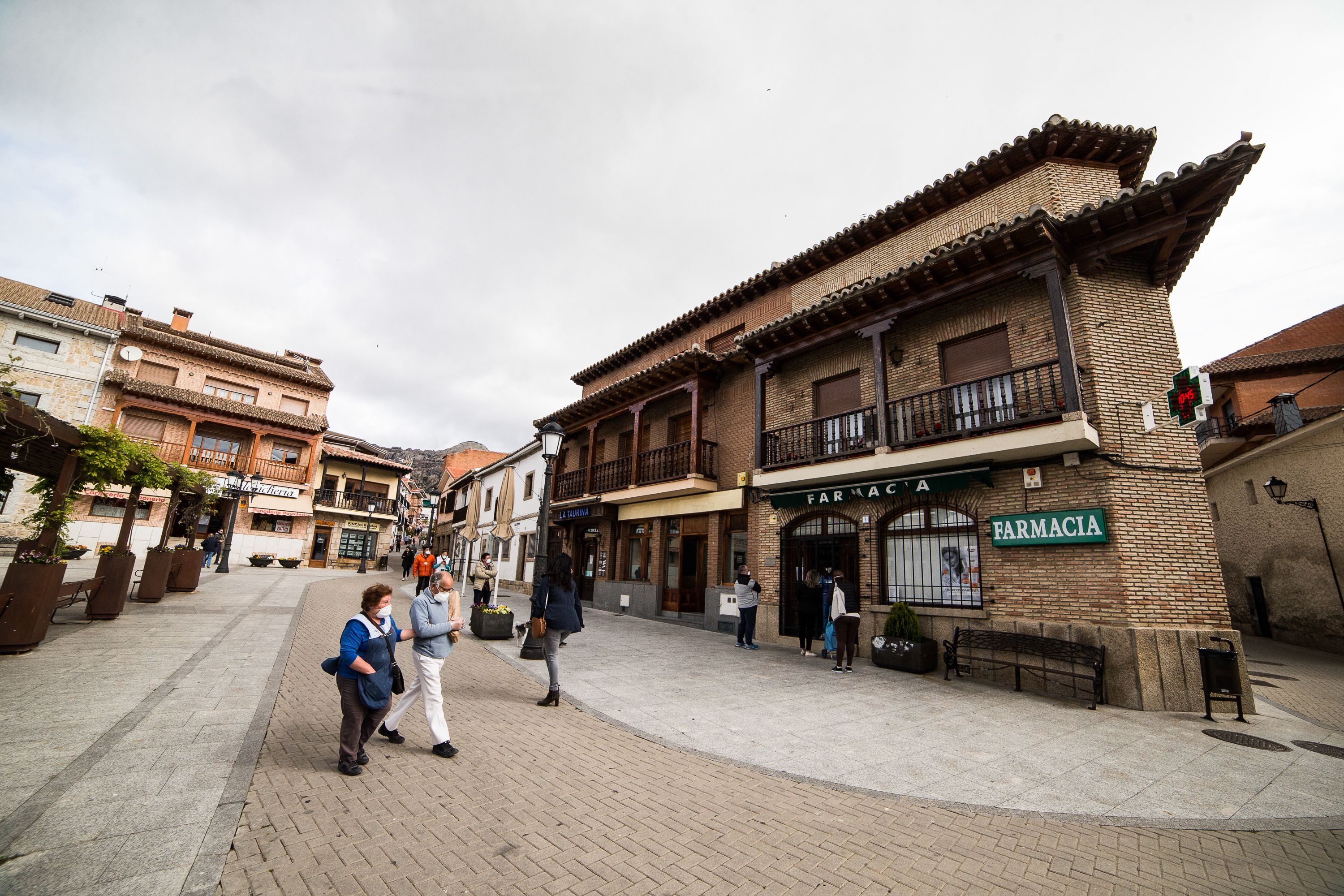 La farmacia, mucho más que medicamentos: centro asistencial y social en la España rural