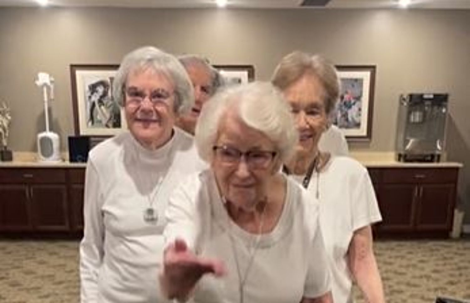 VÍDEO: Las mayores de una residencia triunfan en TikTok imitando a Rihanna en la Super Bowl Foto: TikTok