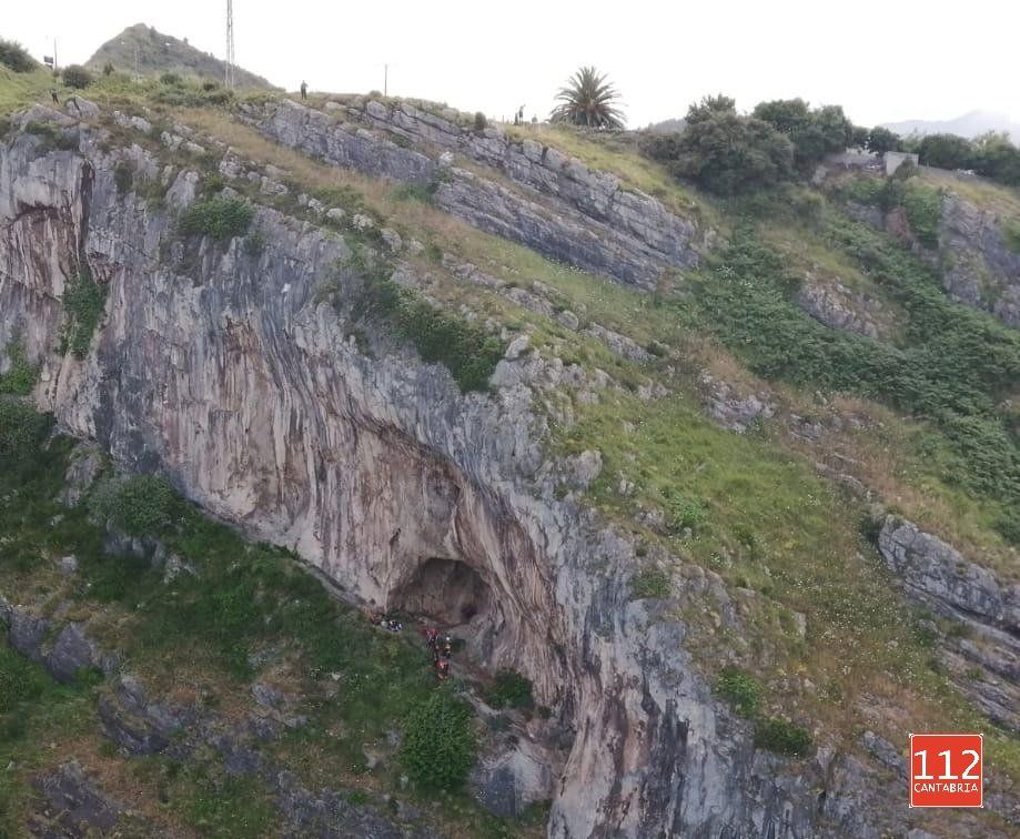VÍDEO: Rescatada una escaladora en Castro Urdiales tras ser atacada por avispas asiáticas