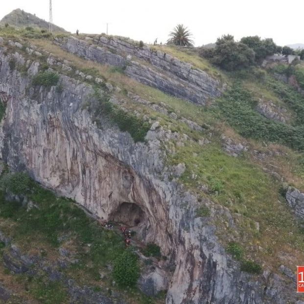 VÍDEO: Rescatada una escaladora en Castro Urdiales tras ser atacada por avispas asiáticas
