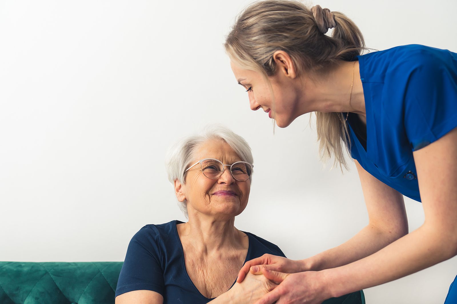DomusVi presenta la solución perfecta para los cuidadores de personas mayores