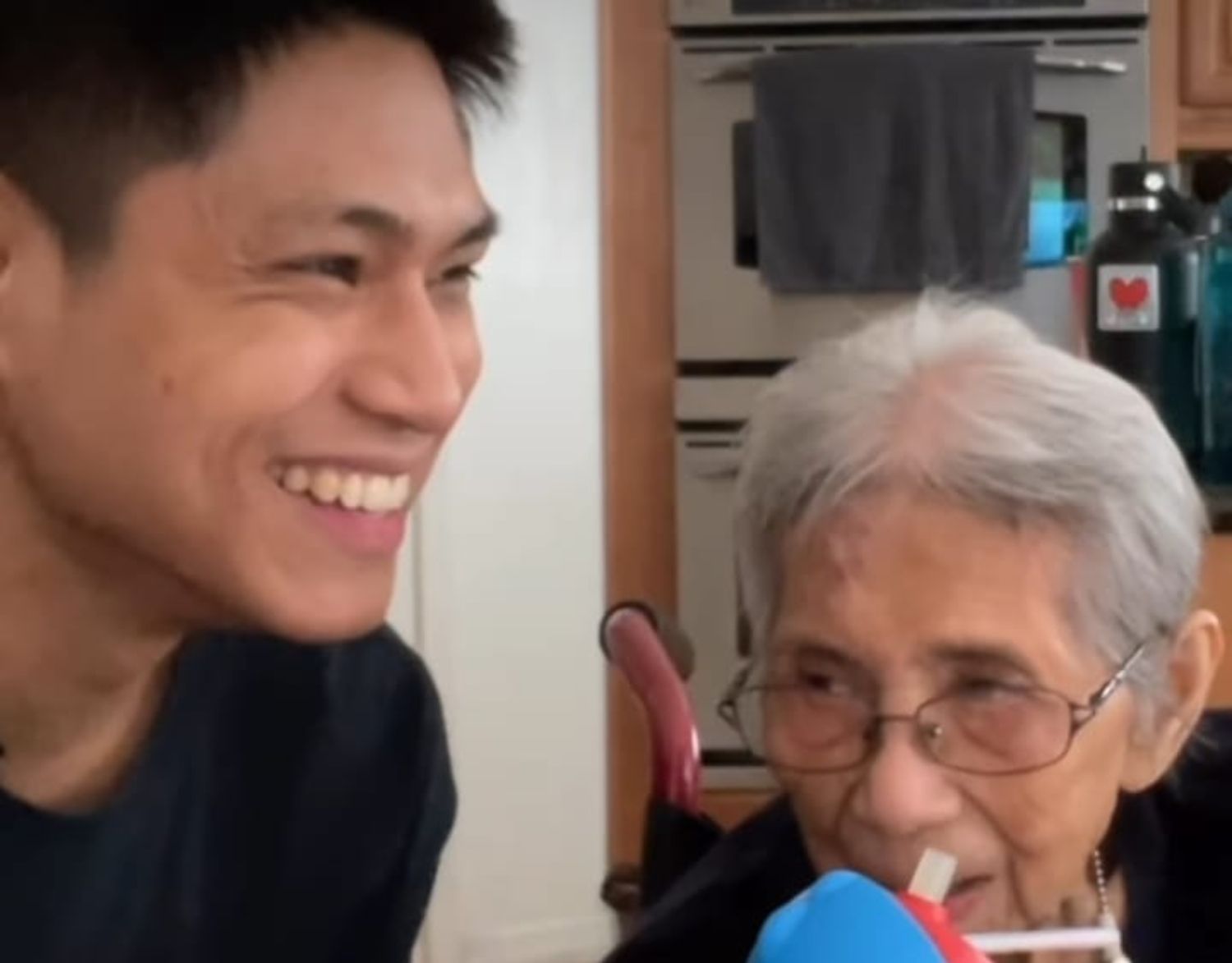 VÍDEO: Joven muestra su día a día tras convertirse en el cuidador de su abuela a tiempo completo. Foto: Instagram