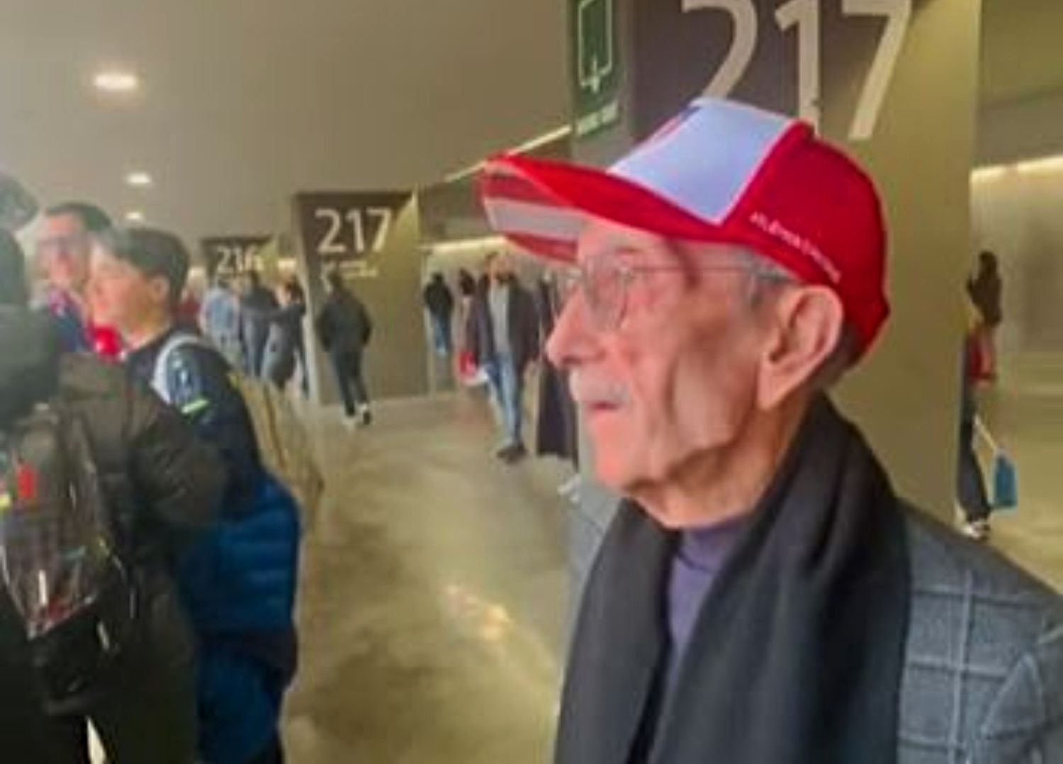 VÍDEO: El regalo de un nieto a su abuelo por su 93 cumpleaños que emociona en las redes. Foto: TikTok