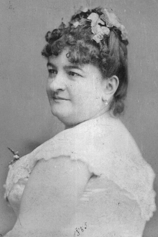 Emilia Pardo Bazán en 1885. Foto Wikipedia
