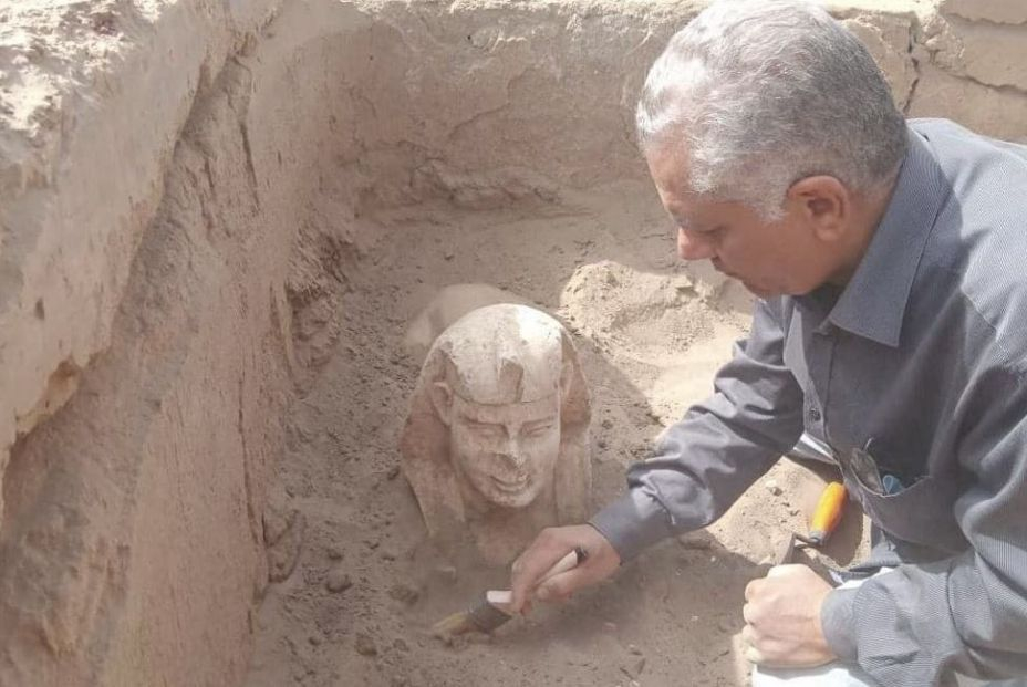 La curiosa esfinge sonriente descubierta en Egipto: tiene hasta hoyuelos