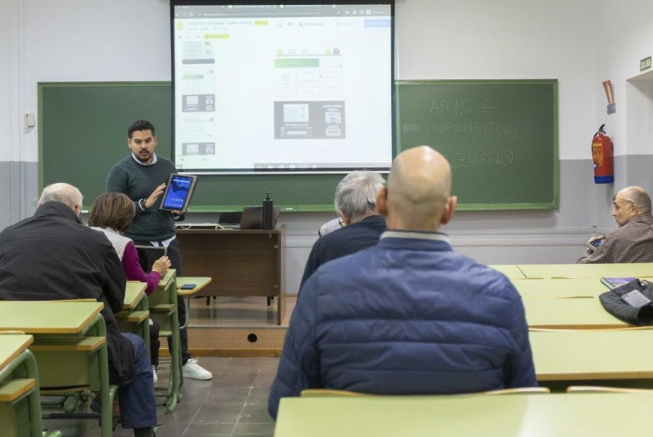 La banca reconoce que hay un 20% de oficinas sin horario ampliado de caja para atender a los mayores. Foto:EuropaPress 