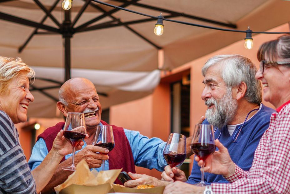 Socializar con frecuencia alarga la vida de las personas mayores