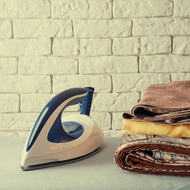 Trucos para planchar la ropa si no tenemos una plancha a mano. Foto: Bigstock