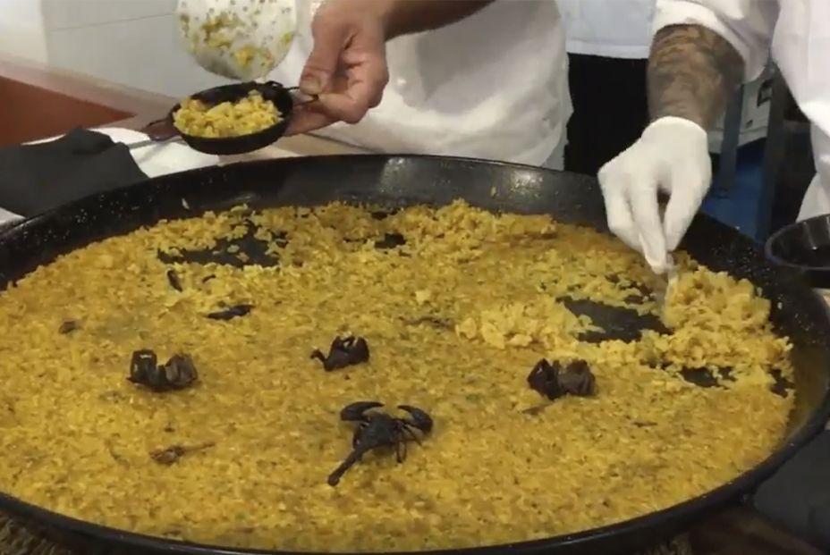 Paella con escorpiones y tarántulas