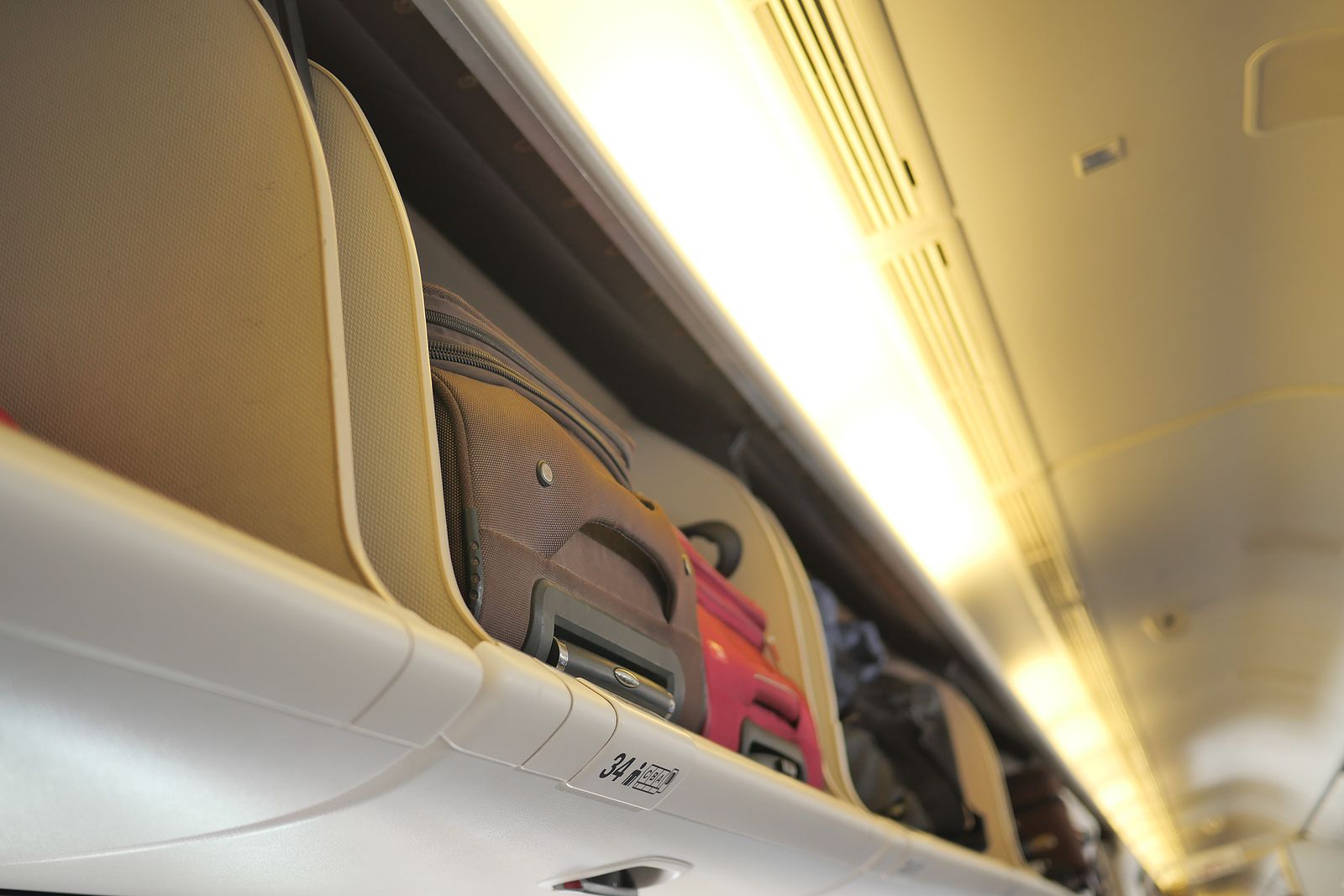 Seis compañías aéreas cobran suplemento por la maleta de cabina siendo ilegal