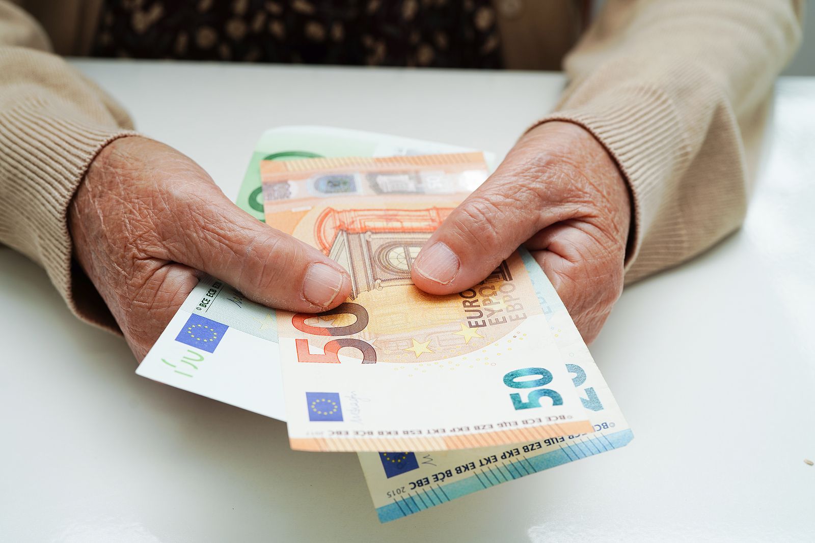 Un juez exime de pagar a un matrimonio que se endeudó para ayudar a sus nietos Un juez exime de pagar a un matrimonio que se endeudó para ayudar a sus nietos