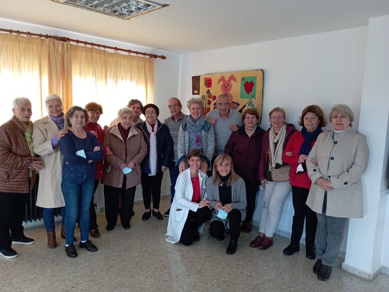 Voluntarios mayores para cuidar a ingresados en el hospital: "Nos hace levantarnos con alegría"