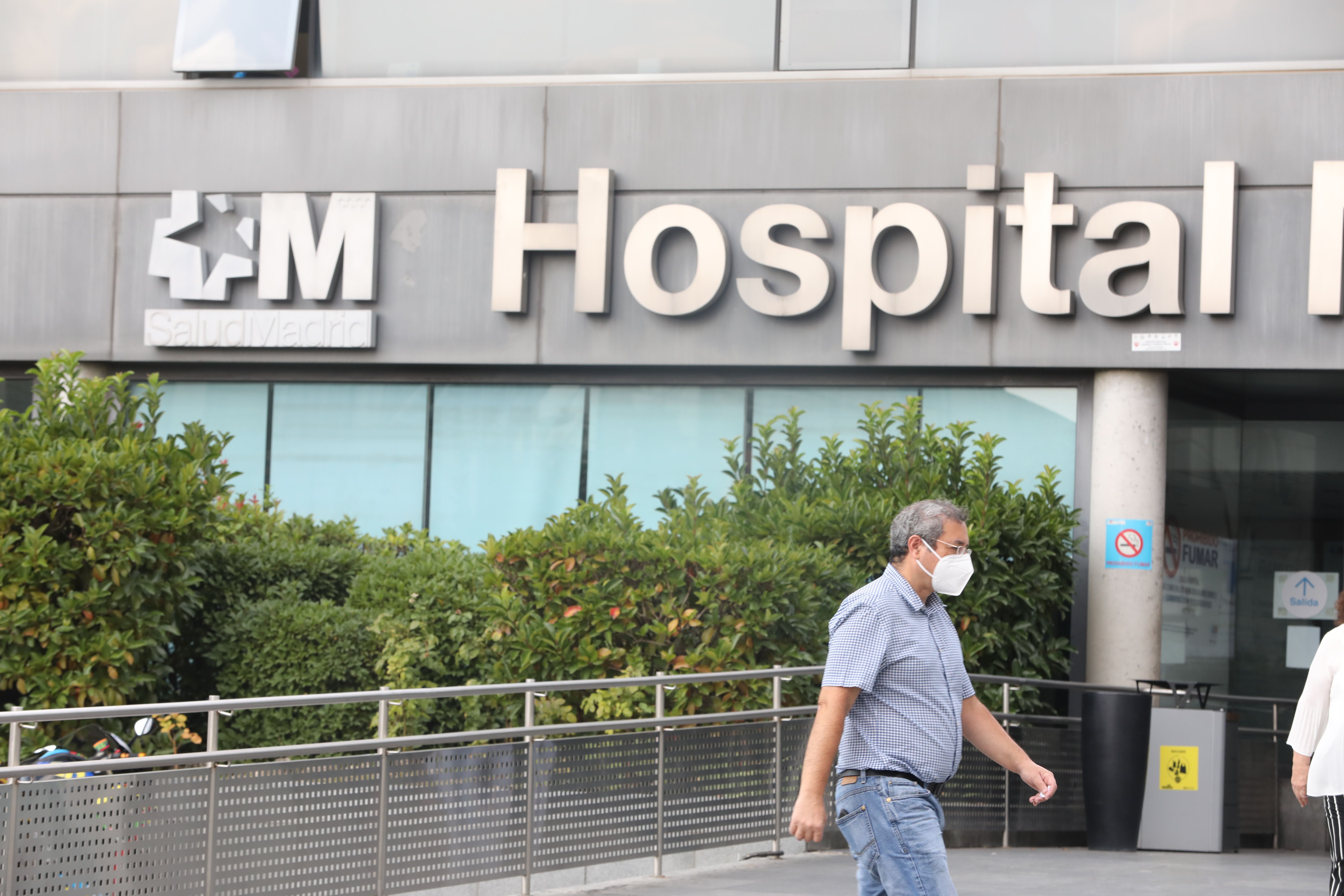 EuropaPress 3320037 hombre camina inmediaciones puerta hospital paz madrid espana 15 septiembre