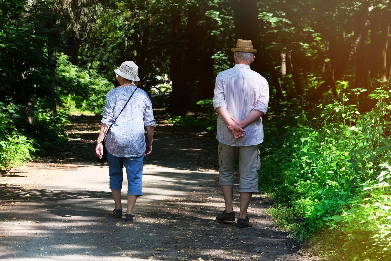 Un estudio confirma que caminar al menos media hora al día después de un infarto prolonga la vida