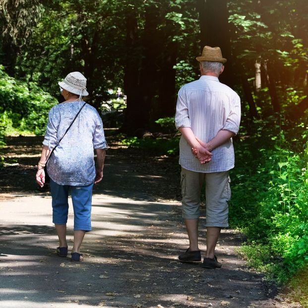 Un estudio confirma que caminar al menos media hora al día después de un infarto prolonga la vida