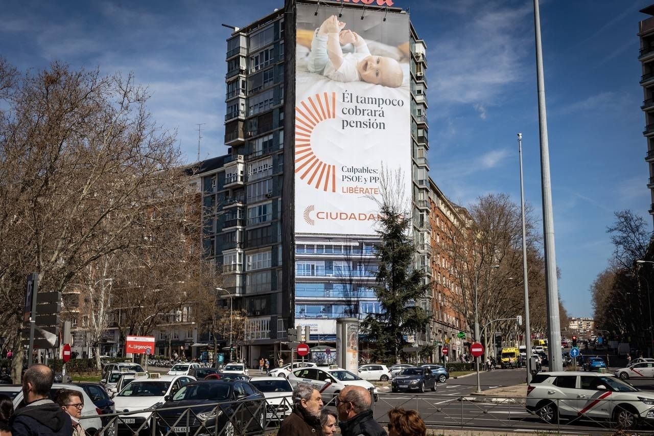 Ciudadanos coloca una lona en Madrid para denunciar la "estafa intergeneracional" de las pensiones