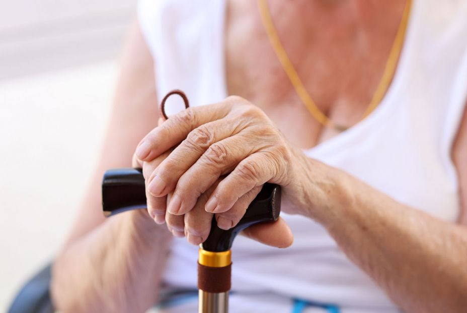 Una mujer de 85 años vive en el pasillo de una residencia para estar con su hijo