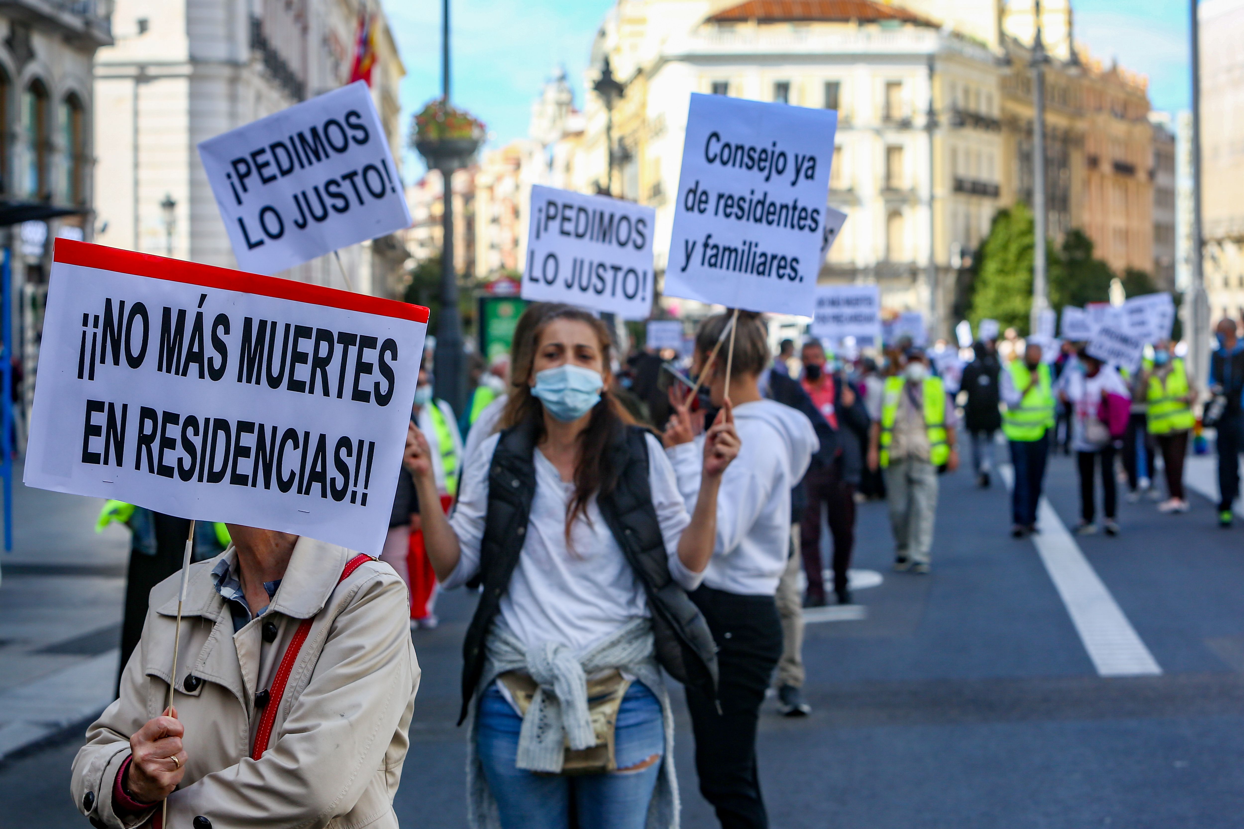 Familiares organizan una vigilia por las muertes de Covid en residencias durante la pandemia