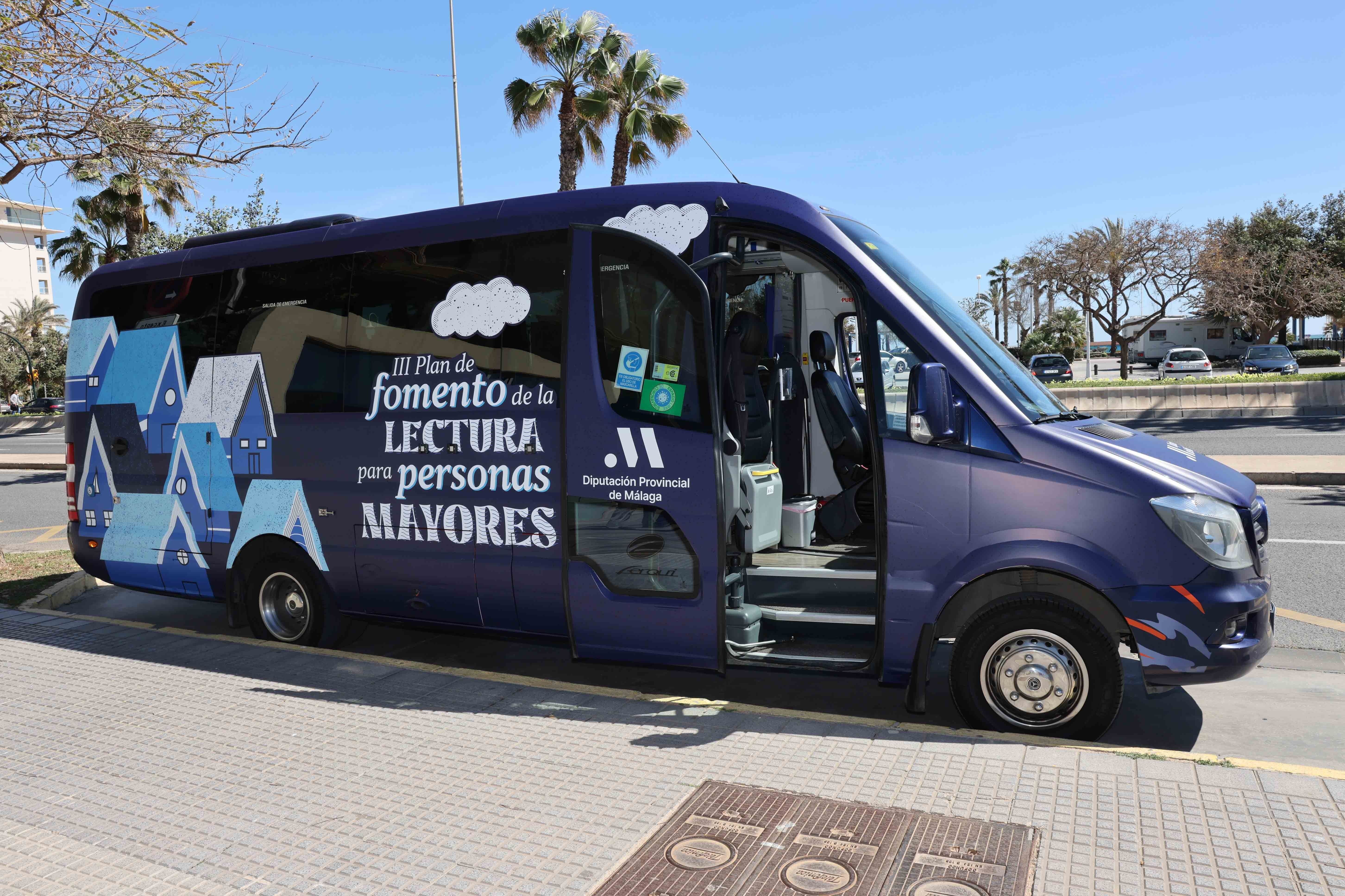 Dos bibliotecas itinerantes buscan promover la lectura entre los mayores malagueños