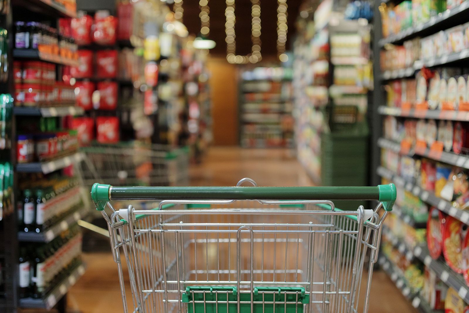 El motivo por el que tienes que recorrerte todo el supermercado para encontrar ese producto básico