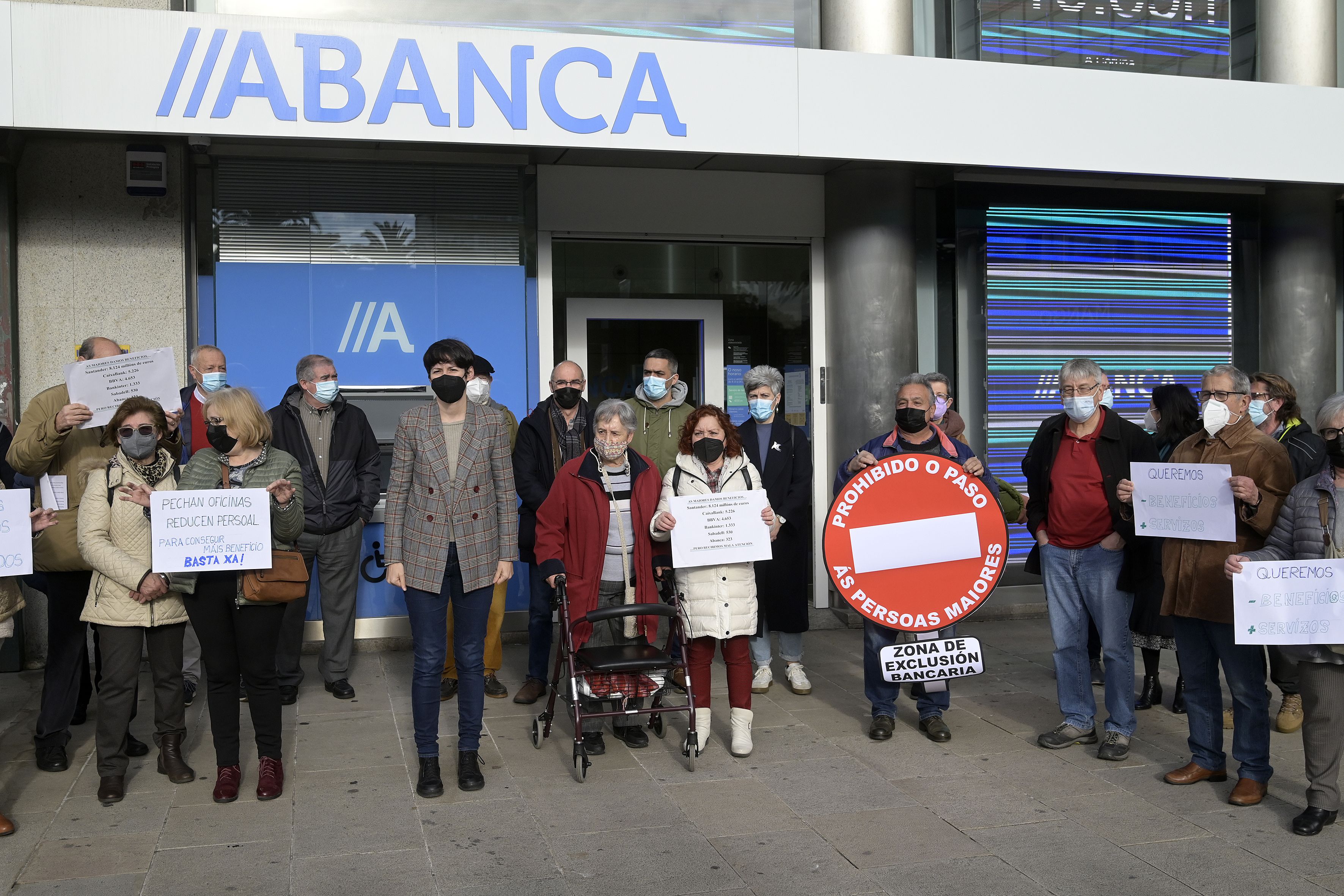 Los clientes mayores de Abanca aún sufren restricciones de horario para ser atendidos en caja Foto: EuropaPress