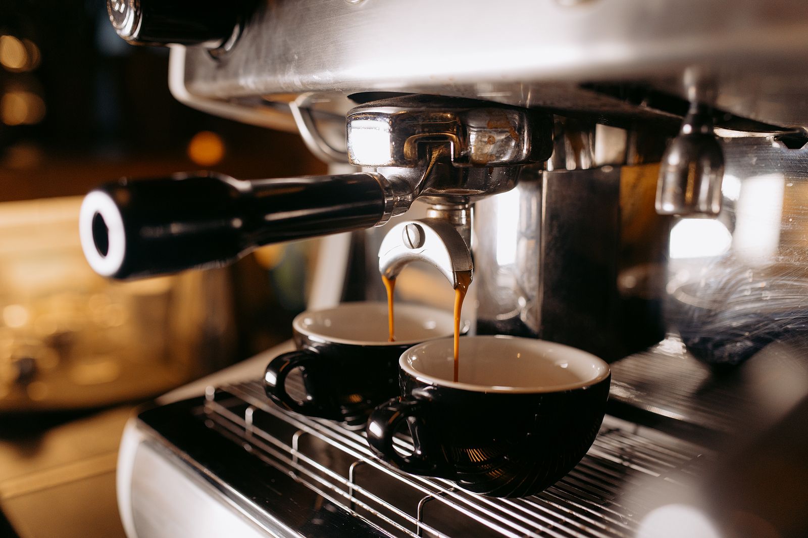 La polémica confesión de un camarero sobre qué suele pasar cuando pides un café descafeinado