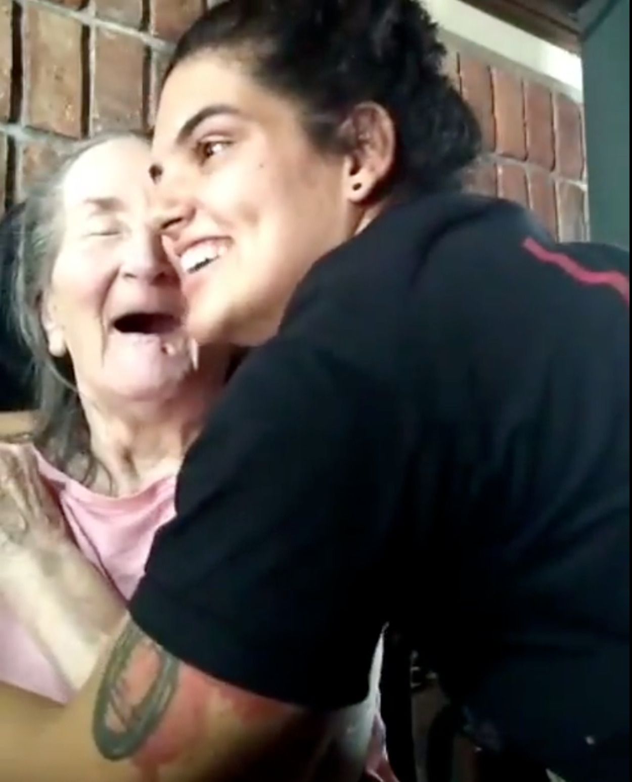 Se despide de la mujer que cuidó con un tierno mensaje: "Yo te quería como si fueses mi abuela"