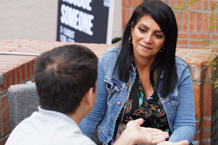 Persona estigmatizada hablando con un lector Persona estigmatizada hablando con un lector