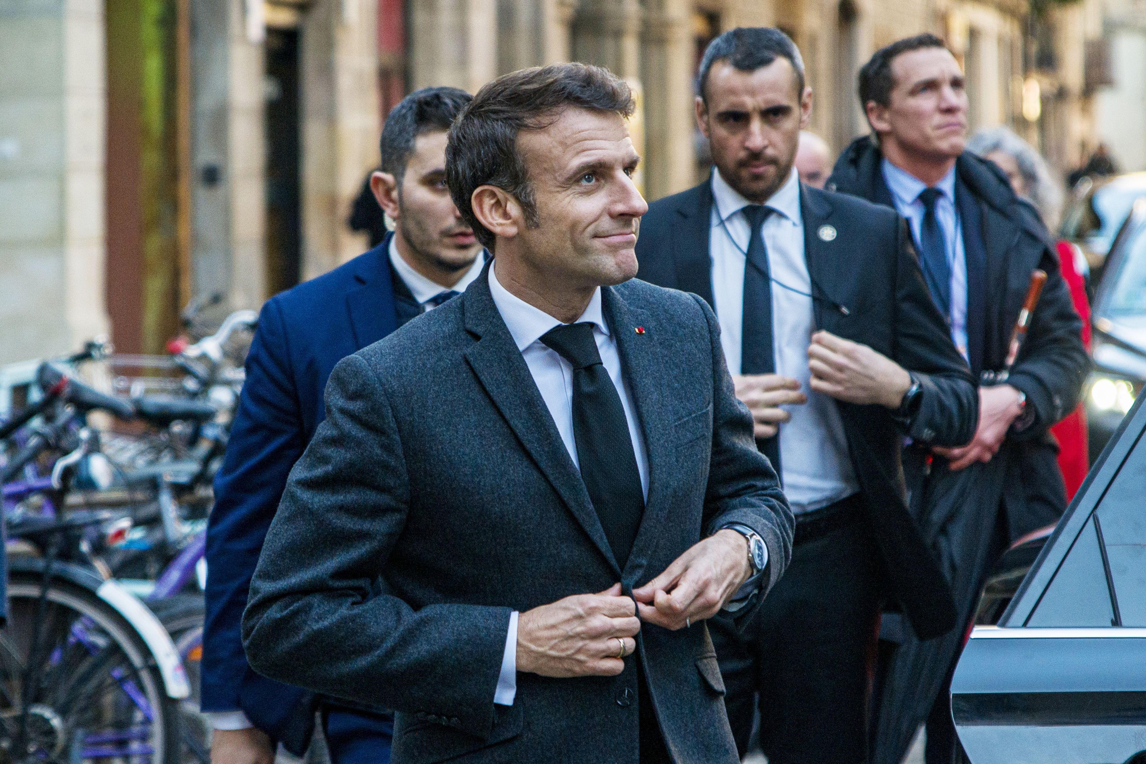 Macron impone por decreto la reforma de las pensiones y enciende a la oposición y a la calle