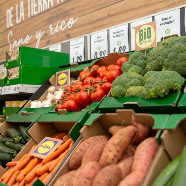 Lidl lanza una 'bolsa antidesperdicio' de frutas y verduras todavía aptas para su consumo. Foto: Europa Press