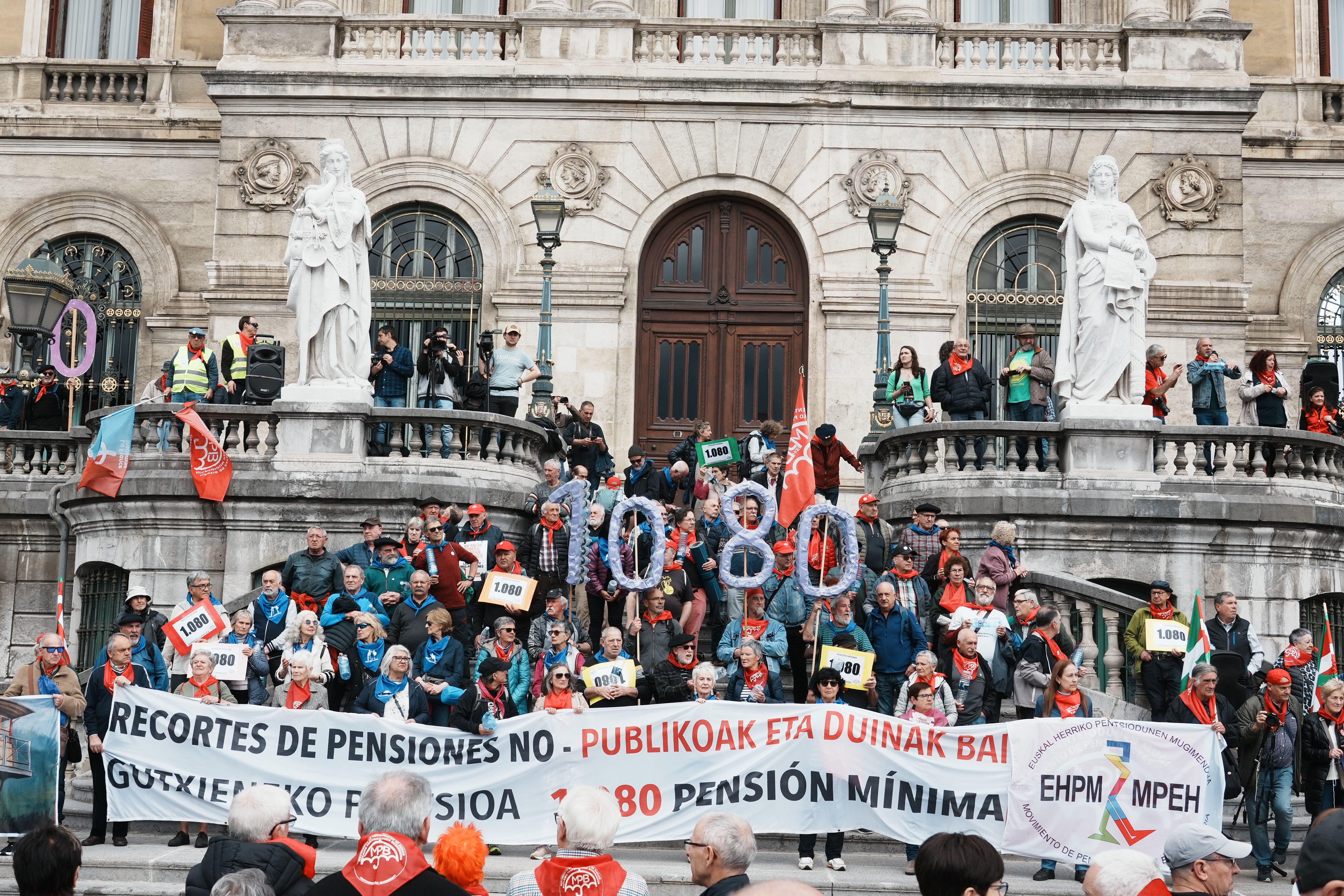 Los pensionistas vascos culminan 5 días de ayuno-encierro y se manifiestan en Bilbao