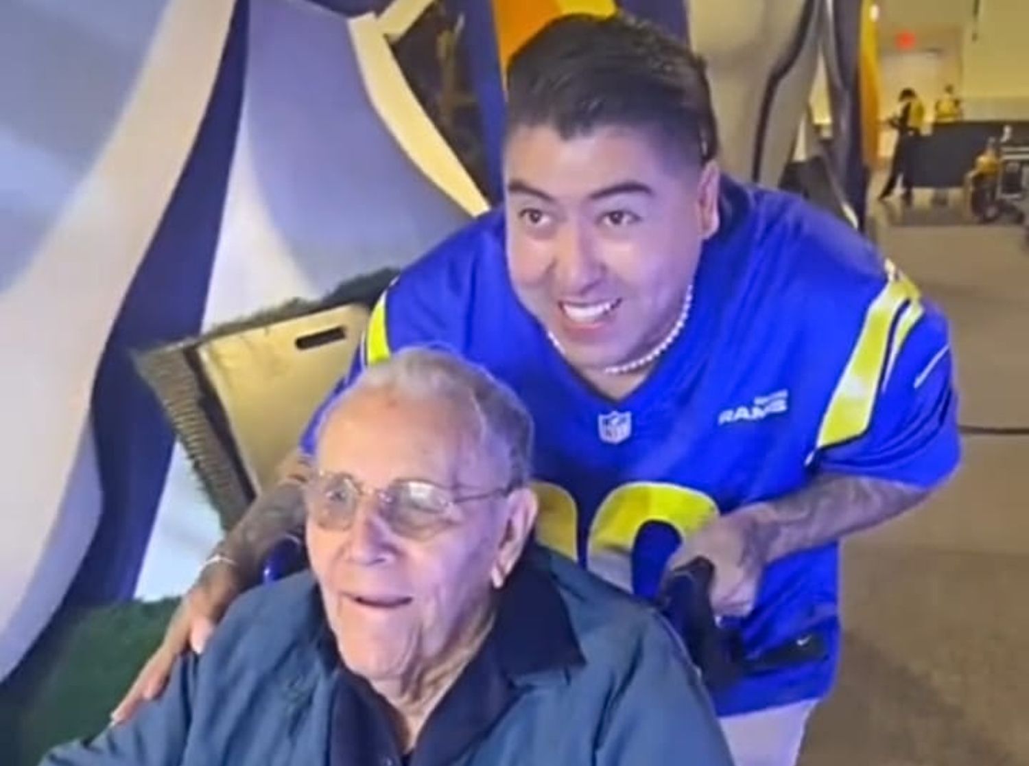 VÍDEO: Un 'influencer' cumple los sueños de un veterano de guerra de 98 años. Foto: TikTok