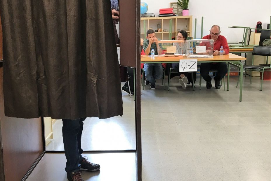 EuropaPress 2095599 colegio electoral barcelona elector votando cortinilla mesa electoral