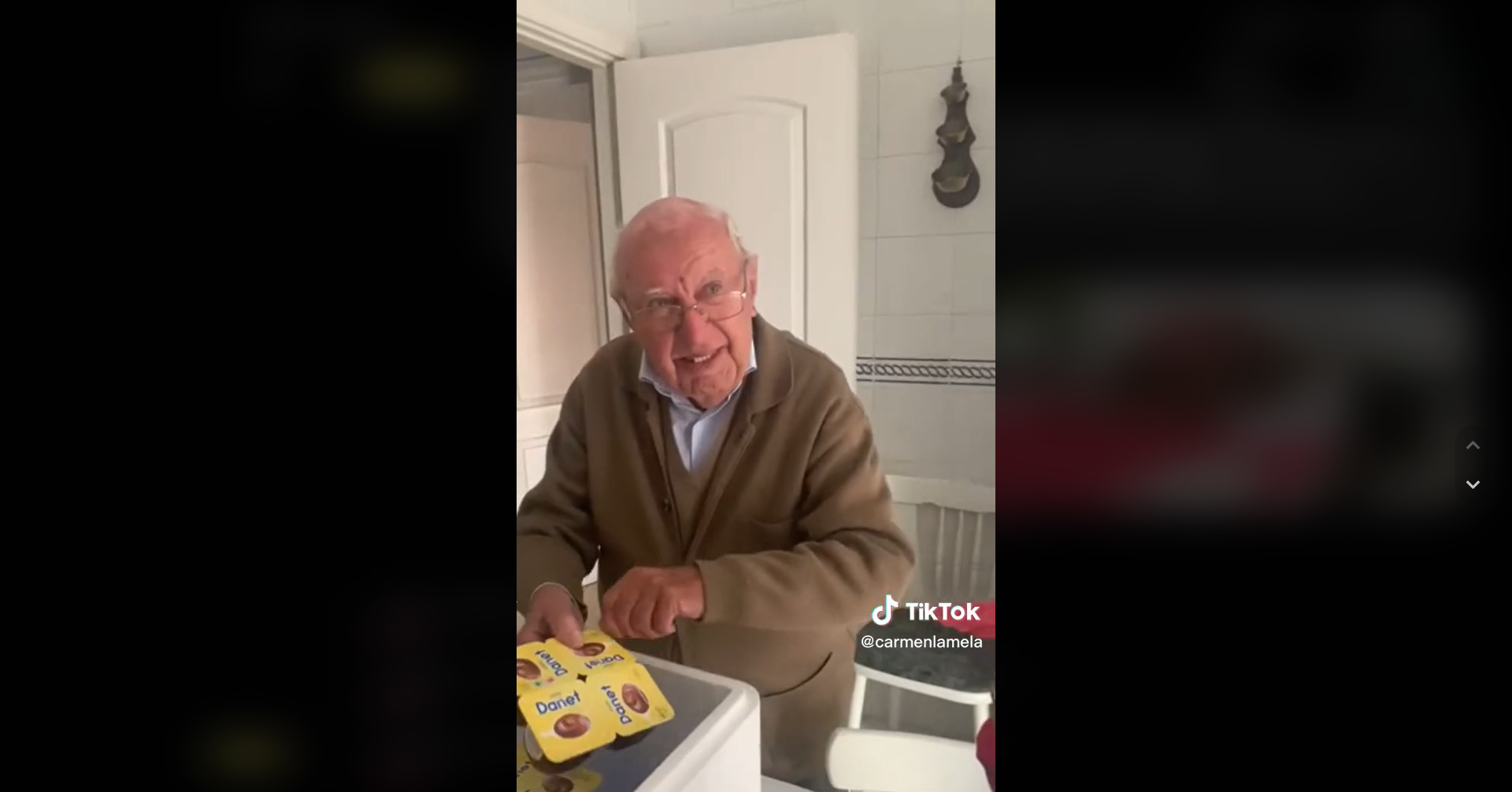 La tierna reacción de un abuelo al recibir una caja llena de sus natillas favoritas
