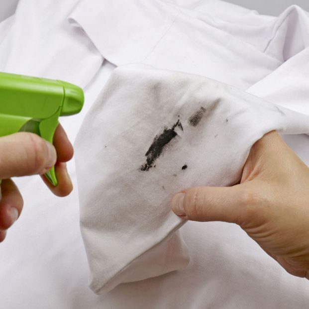 Los trucos virales para limpiar manchas en la ropa que debes evitar