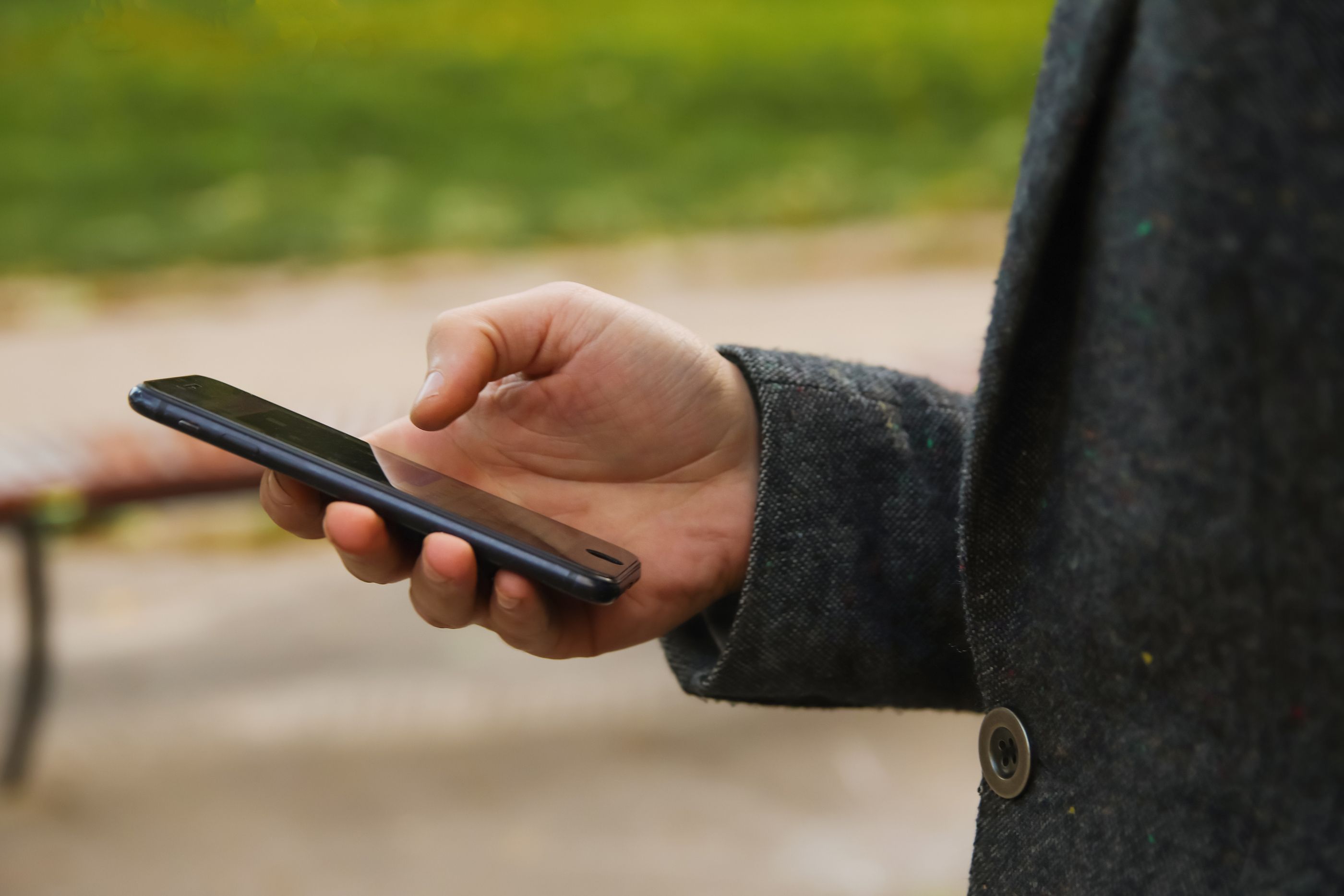 Un estudio revela los gérmenes que se encuentran en las pantallas de los móviles