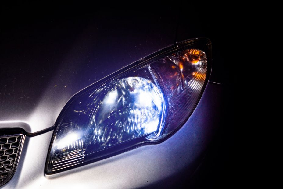 Los faros de la mayoría de coches tienen luces LED