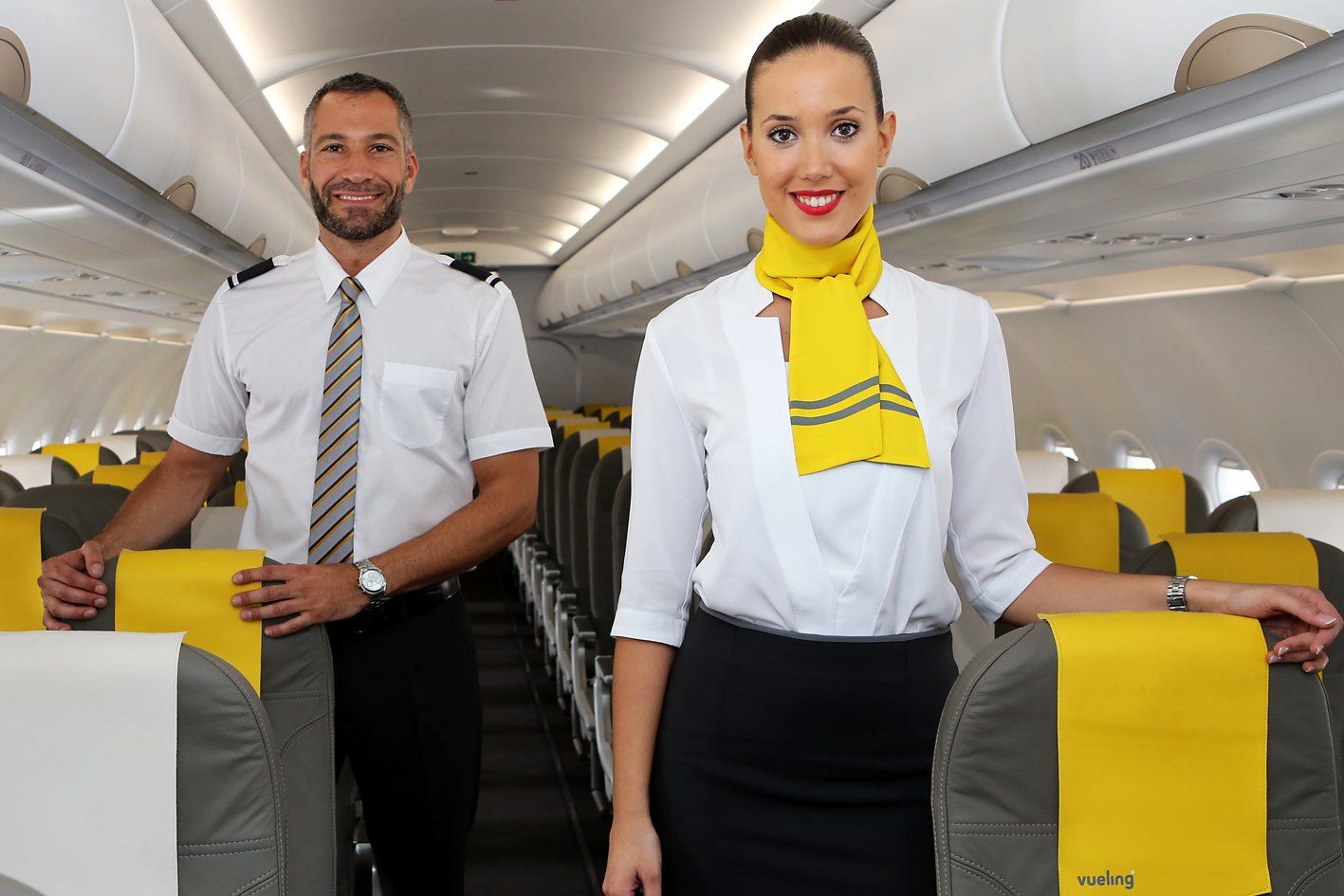 La Generalitat multa a Vueling con 30.000 euros por exigir maquillaje y tacones a sus azafatas