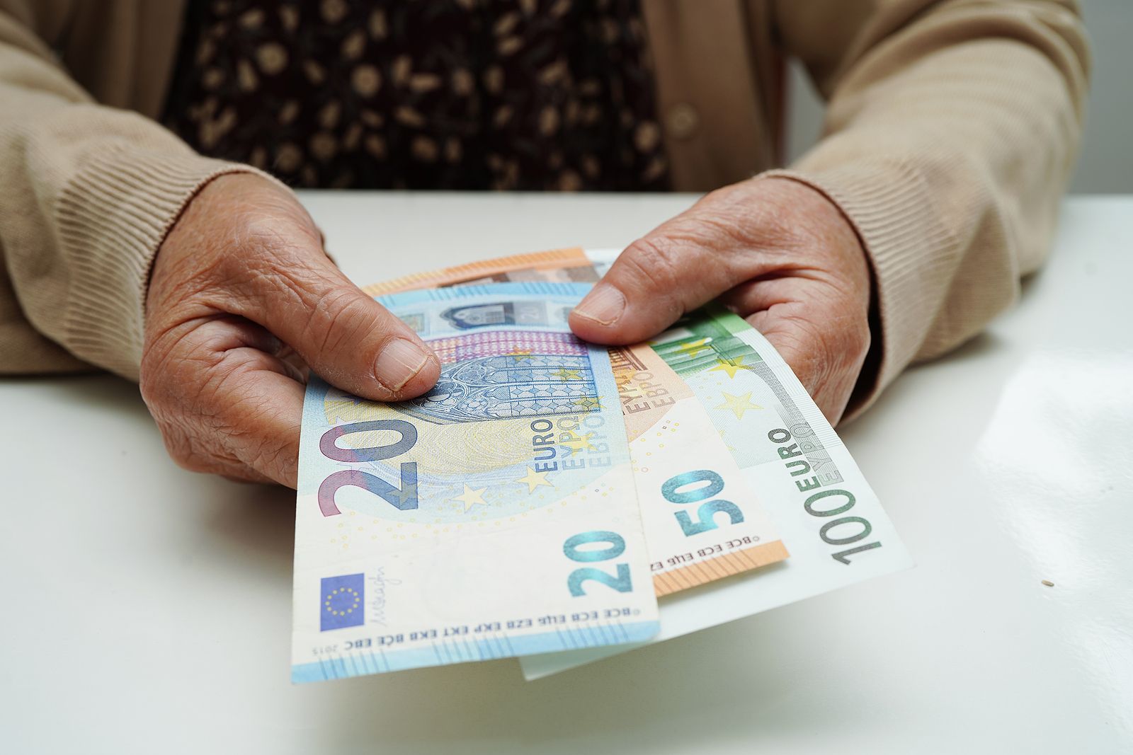Cómo cobrar dos pensiones de jubilación a la vez en 2023 y ganar hasta 3.059 euros al mes