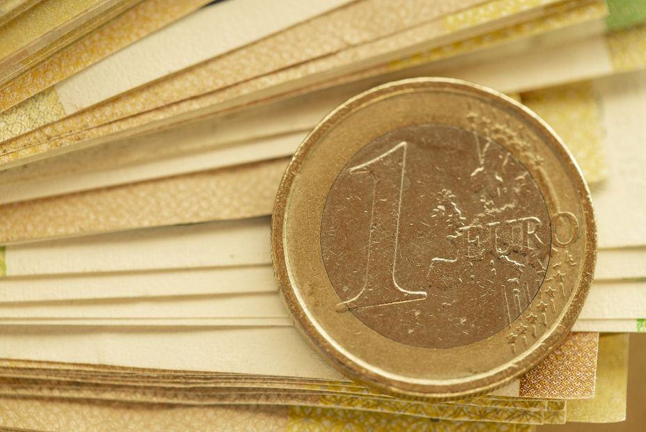 Moneda de 1 euro con el mapa de Europa