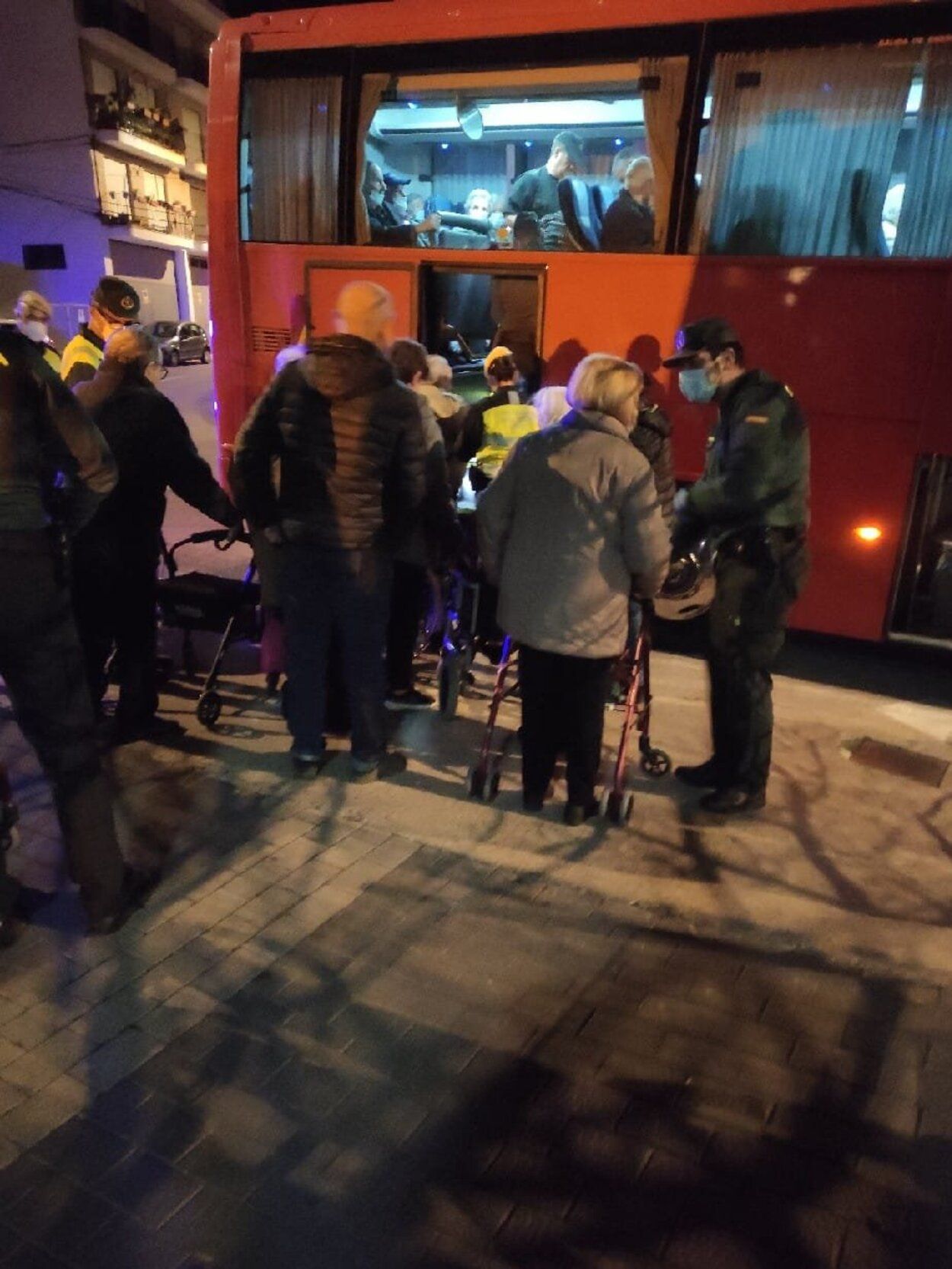 Evacuados los 73 mayores de la residencia de Montán por el incendio de Castellón