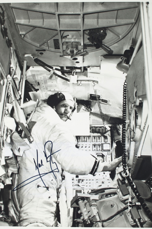 Un libro con anotaciones de Neil Armstrong y restos de polvo lunar sale a subasta