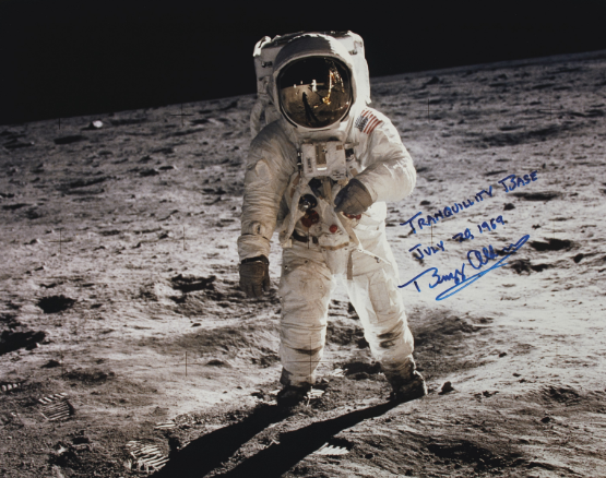 Un libro con anotaciones de Armstrong y Aldrin con restos de polvo lunar sale a subasta