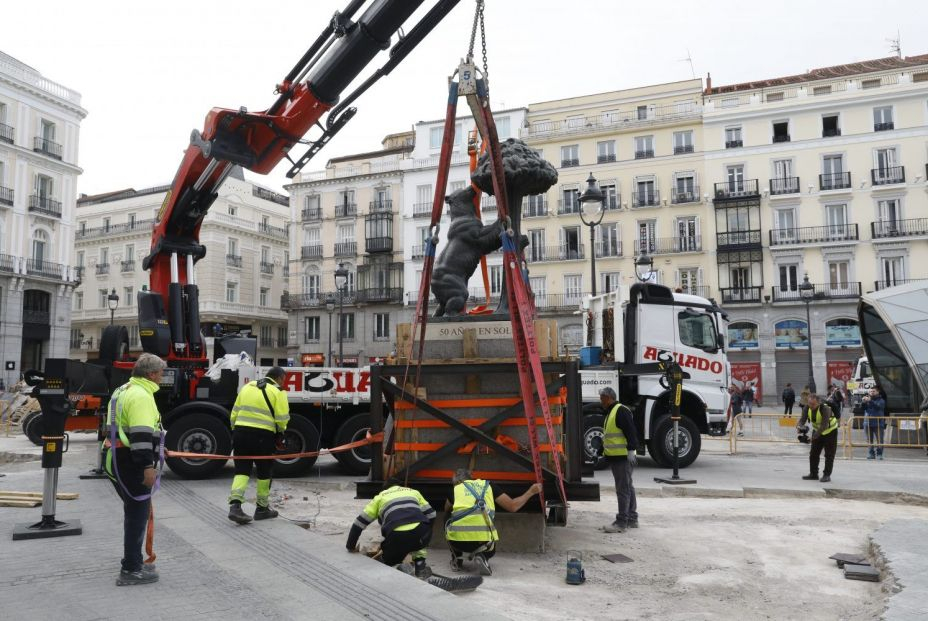 El Oso y el Madroño ya descansa en su nueva ubicación en la Puerta del Sol de Madrid