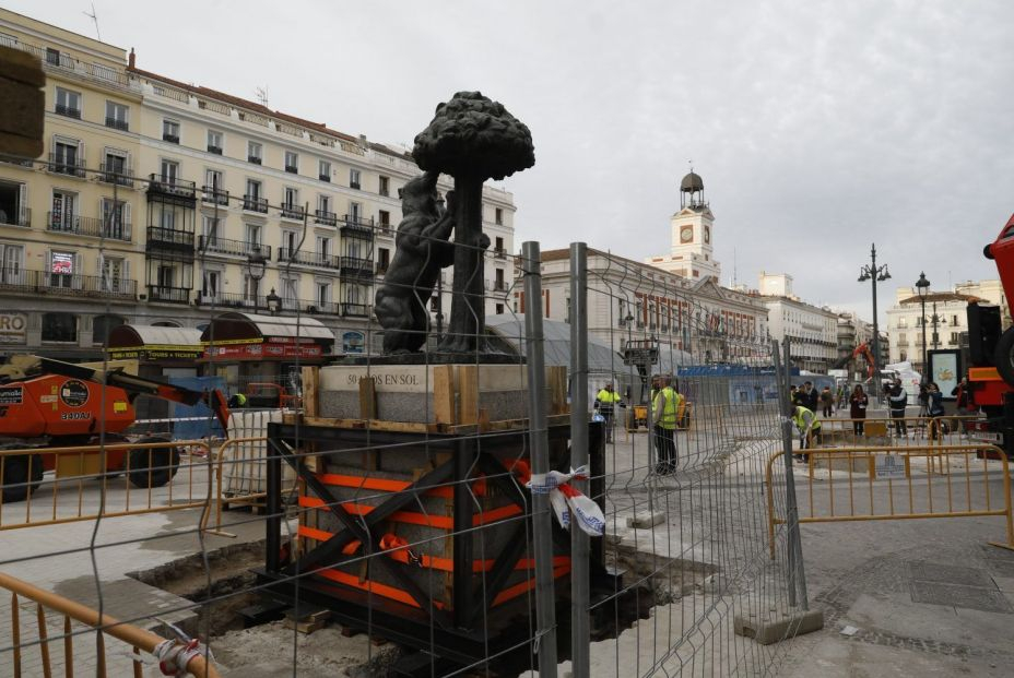 El Oso y el Madroño ya descansa en su nueva ubicación en la Puerta del Sol de Madrid